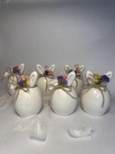 Kaninfigur med tørkede blomser