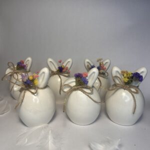 Kaninfigur med tørkede blomser