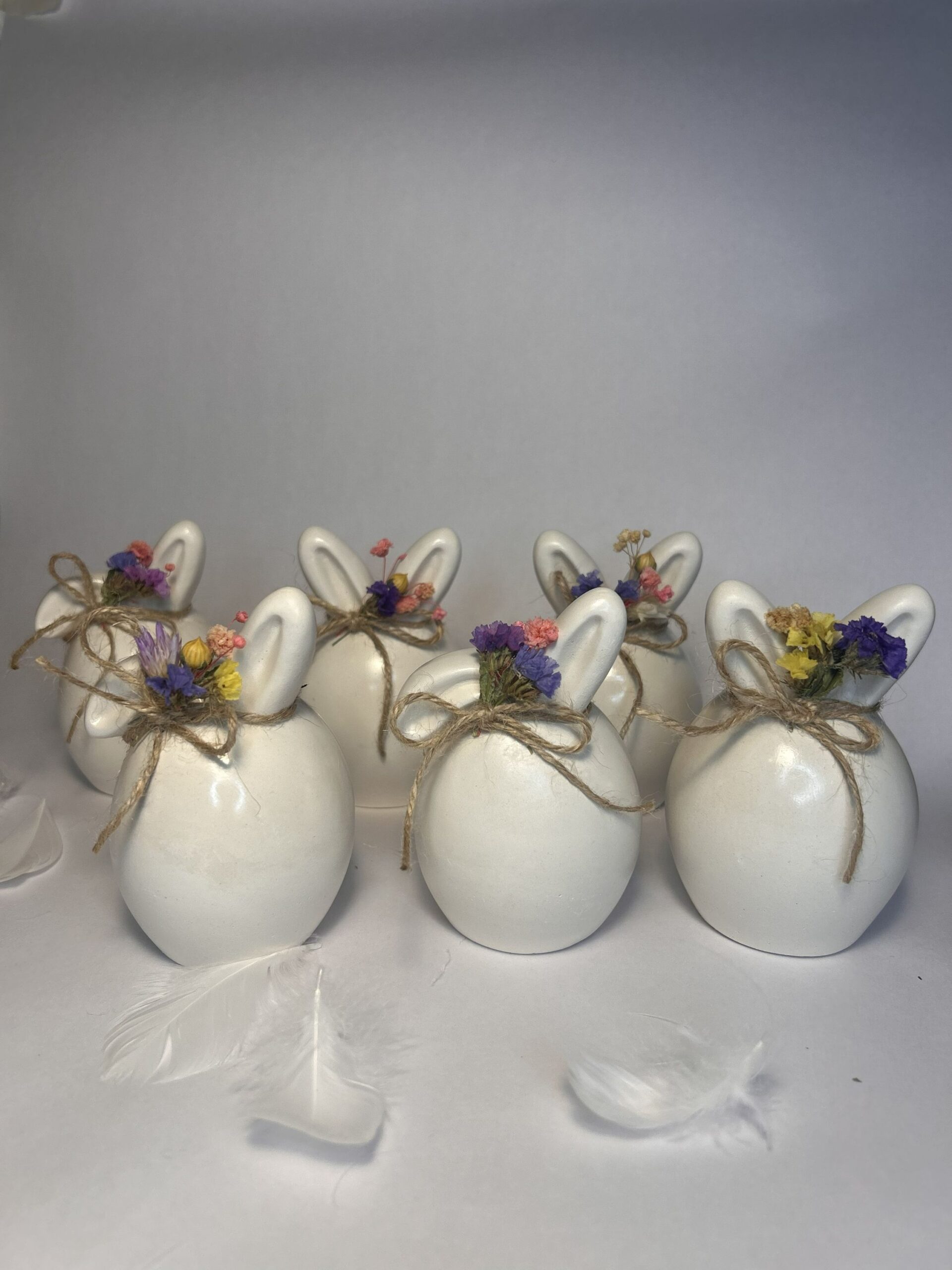 Kaninfigur med tørkede blomser