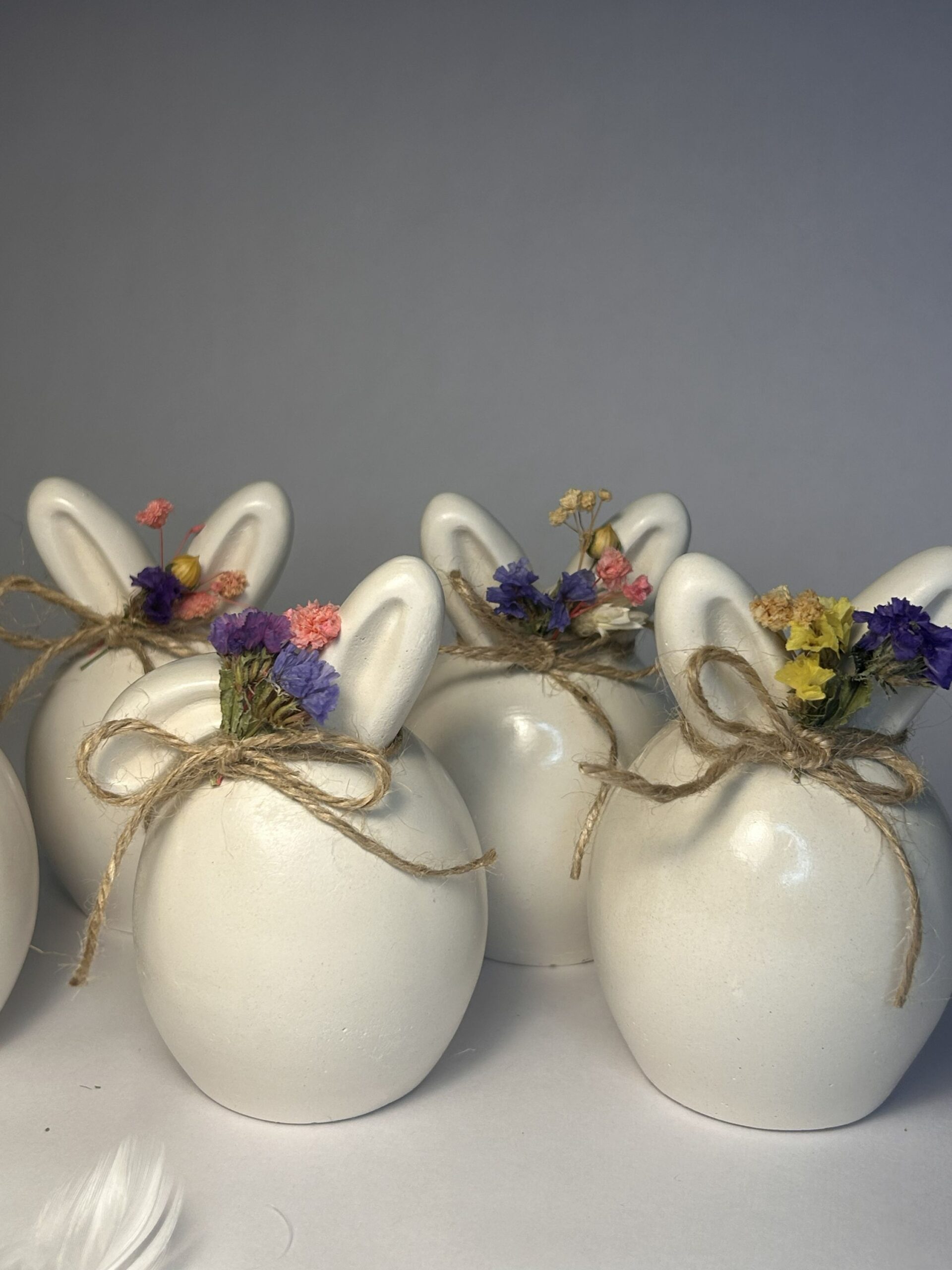 Kaninfigur med tørkede blomser - Image 3