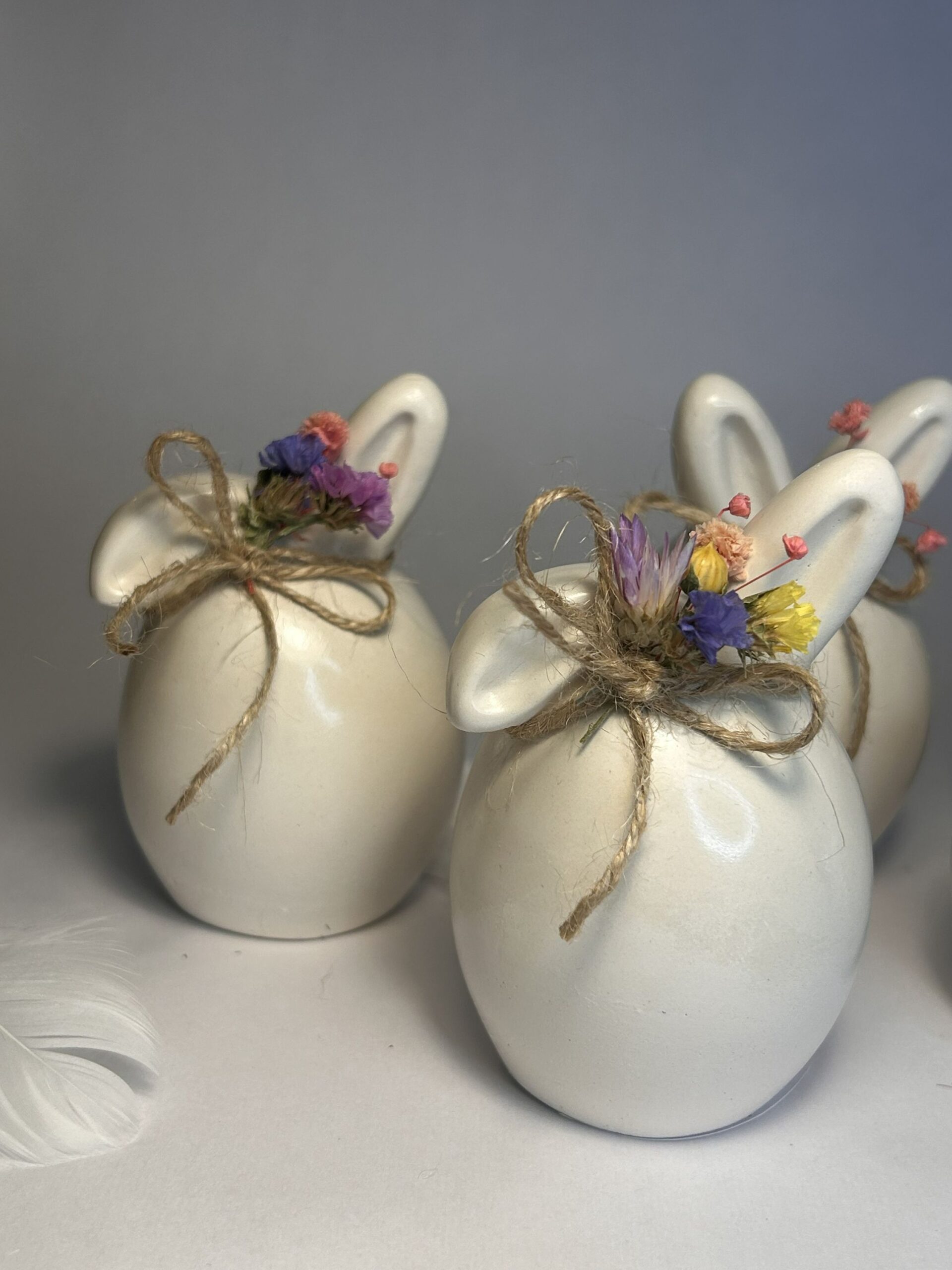 Kaninfigur med tørkede blomser - Image 4