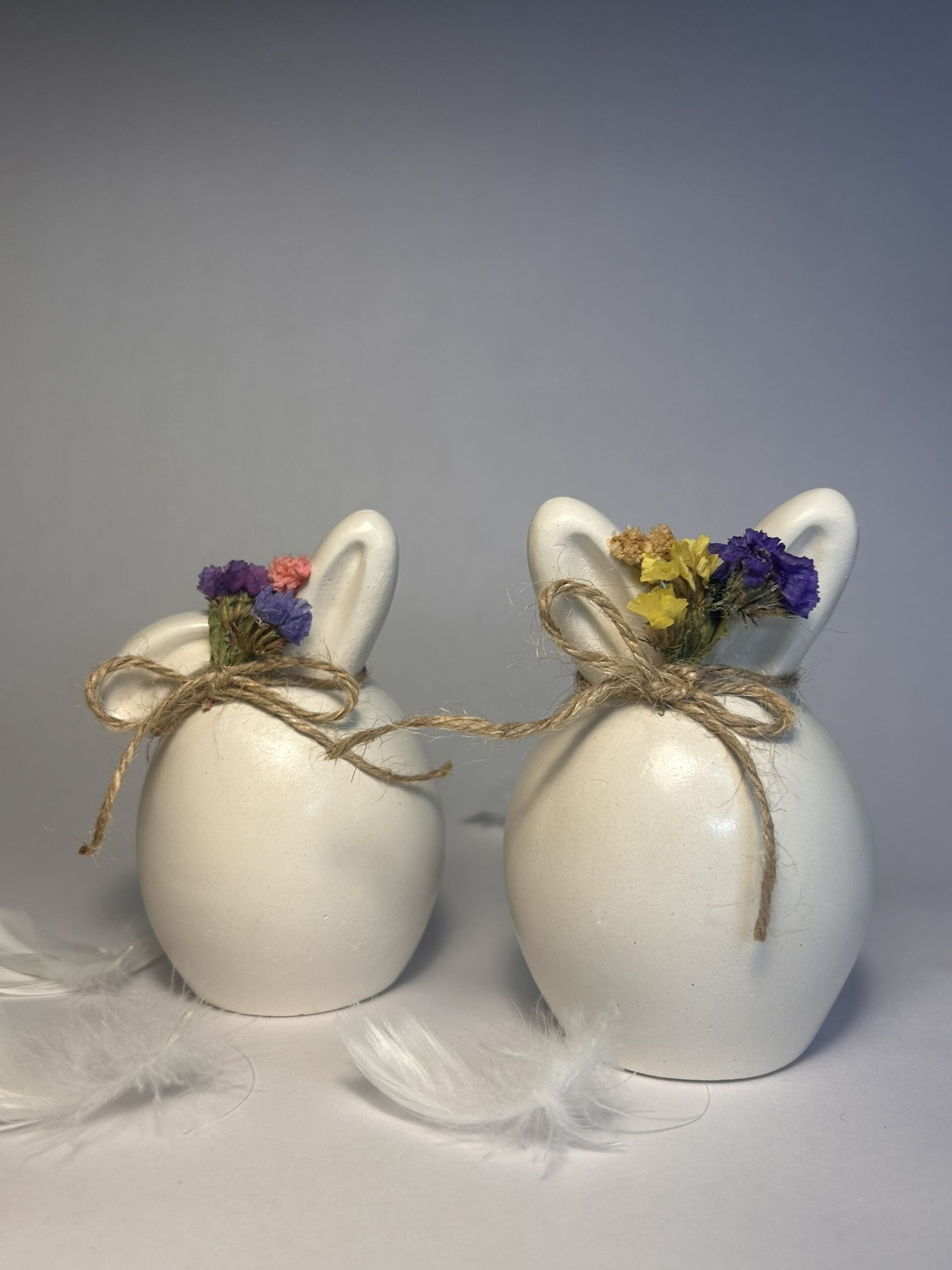 Kaninfigur med tørkede blomser - Image 7