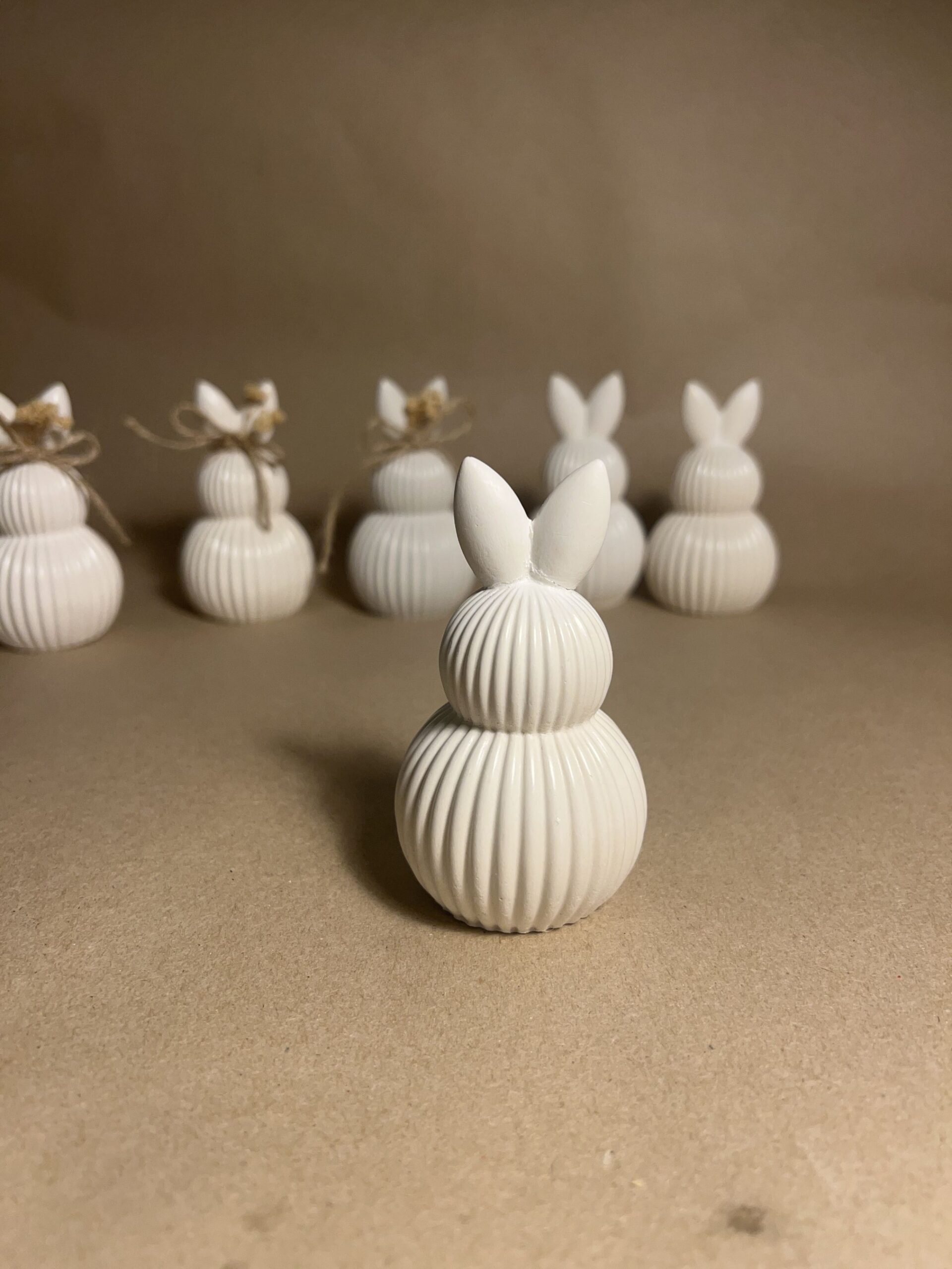 Elegant påskehare med blomster - Image 4