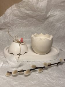 Påskelys i håndlaget eggpotte