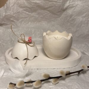 Påskelys i håndlaget eggpotte